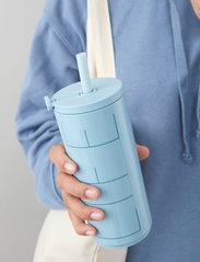Design Letters - Travel cup with straw 500ml - wasserflaschen & glasflaschen - light blue - 2