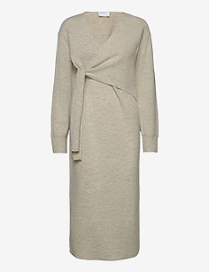 Klänningar Se säsongens nya kollektioner fantastisk vinter outfit hatt tröja klänning stickad