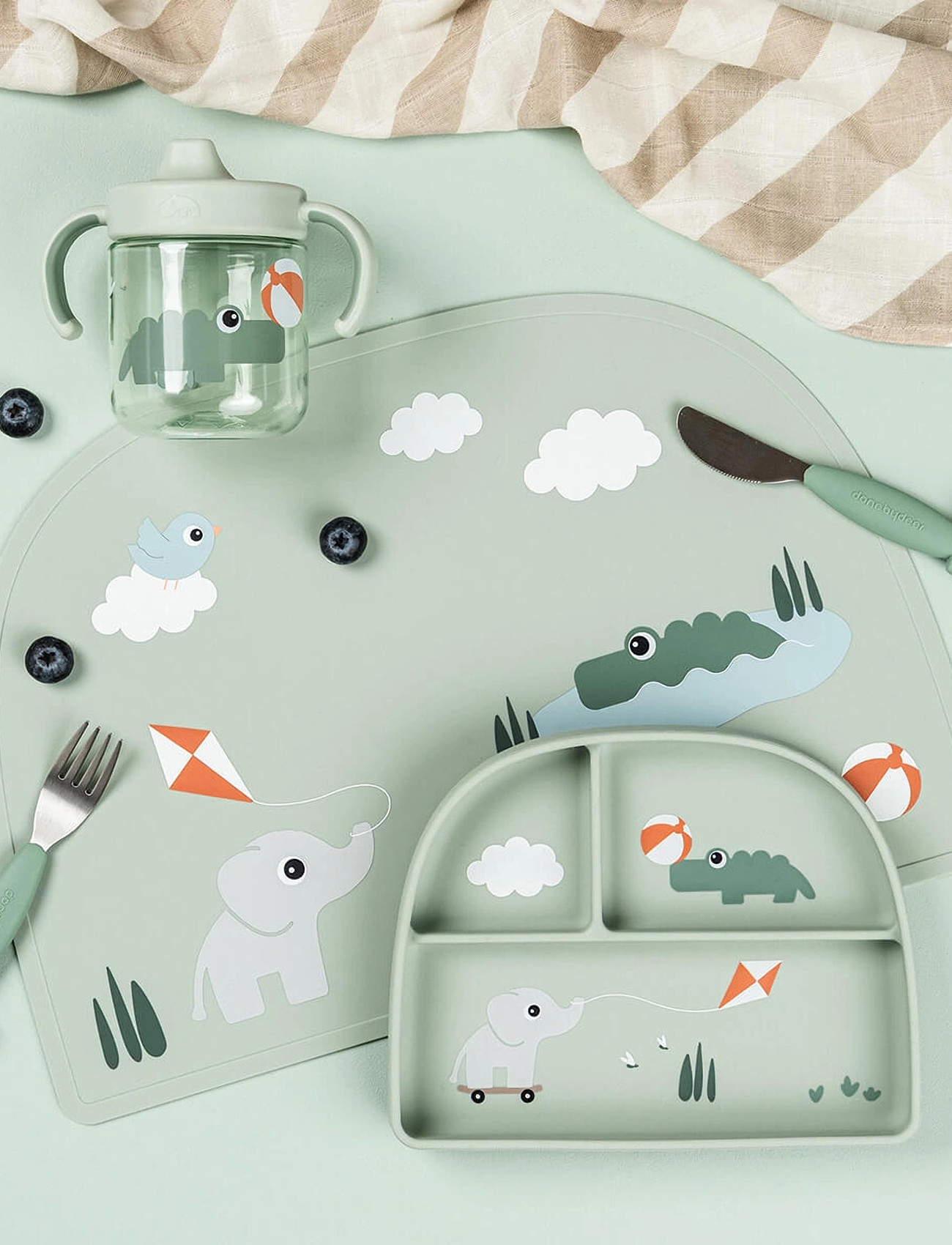 Done by Deer Stick&Stay Compartment Plate Playground Green, 20X 16X H 3 cm, Green, Tallerkener Og Skåle > Tallerkener, Børn