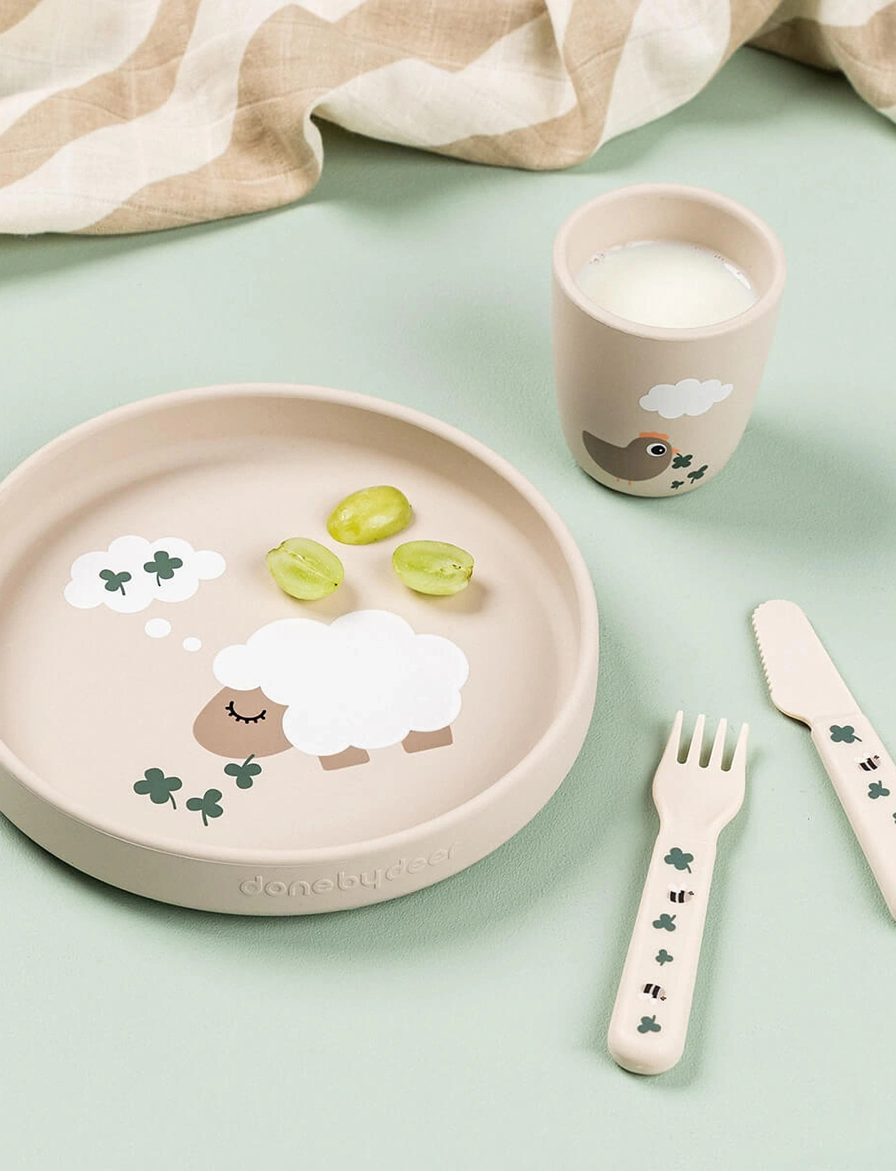 Done by Deer Silicone Mini Mug Tiny Farm Sand, Ø 6.6X H 7.4 cm, Beige, Måltid > Kopper & Krus, Børn