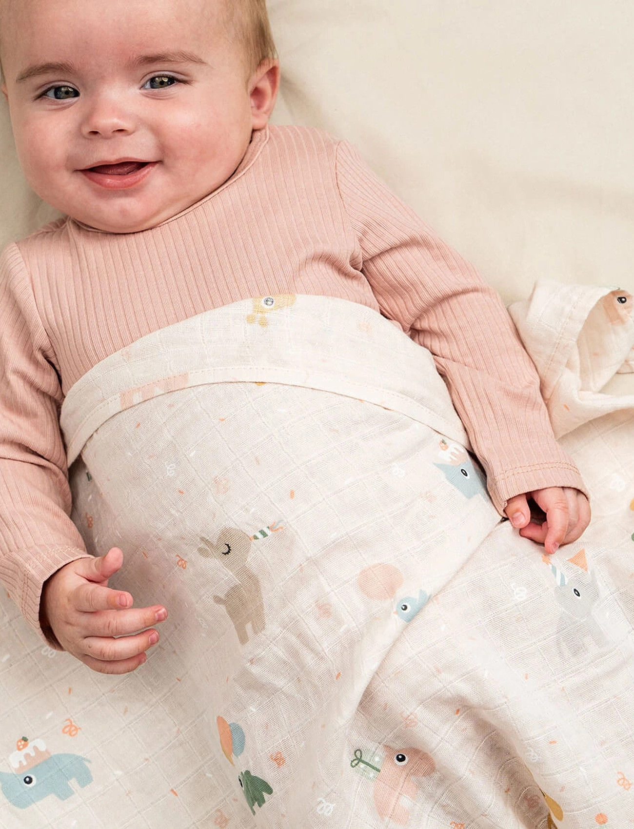 Done by Deer Swaddle Celebration Powder, 120X 120 cm, Beige, Muslinger > Muslingetæpper, Børn