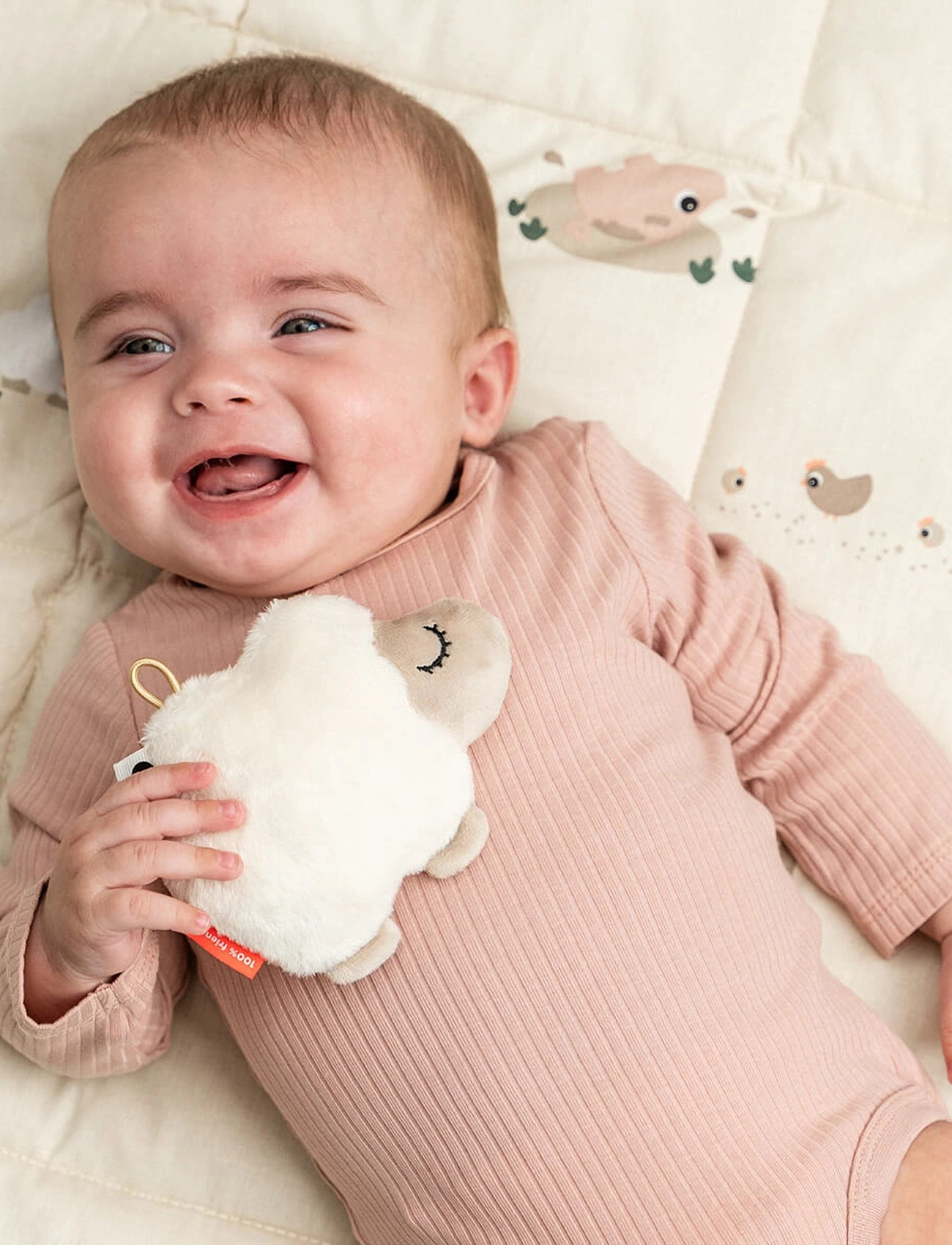 Done by Deer Tiny Sensory Rattle Sheepy Sand, 13X 11 cm, Cream, Soft Legetøj > Stuffed Animals, Børn