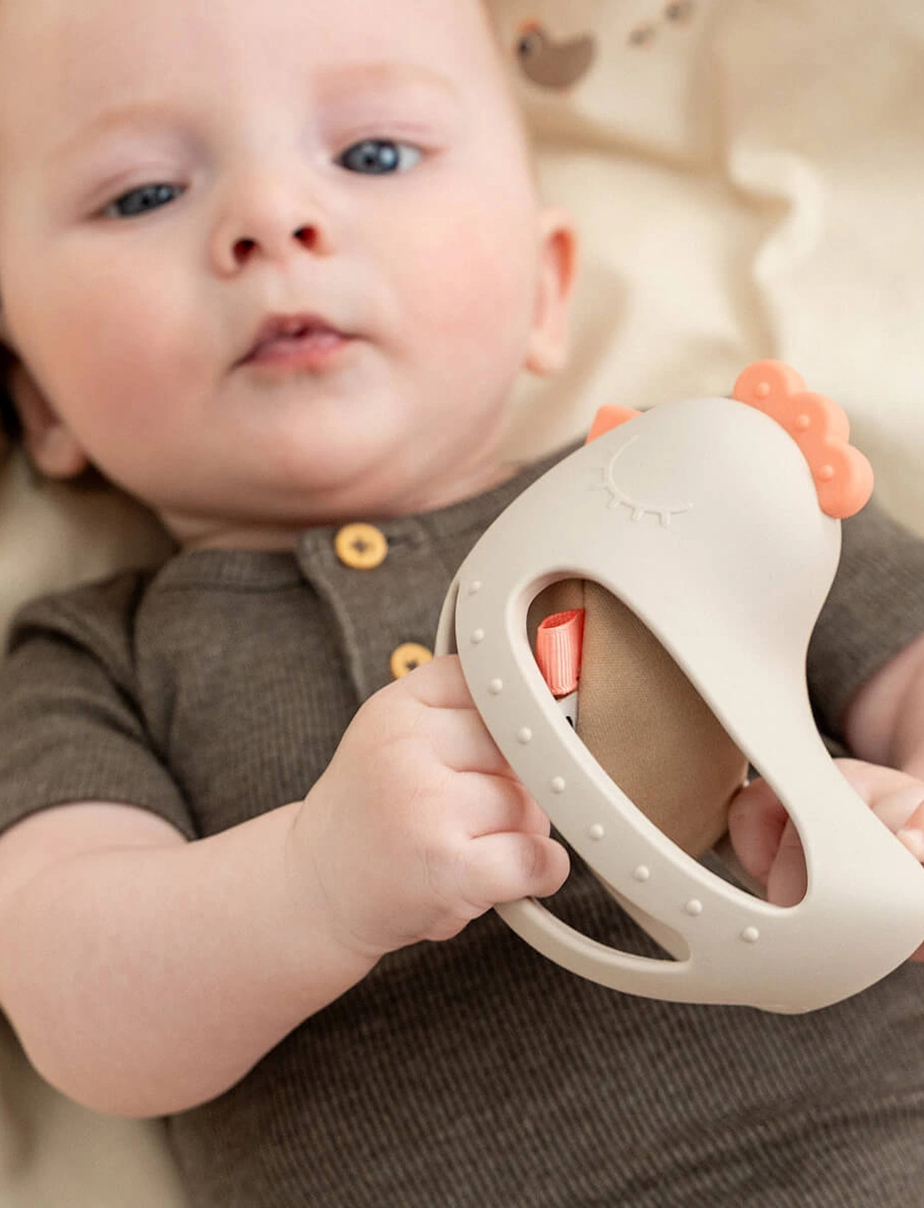 Done by Deer Grip & Teether Toy W/Rattle Clucky Sand, 13X 9X H 10 cm, Beige, Baby Legetøj > Teething Legetøj, Børn