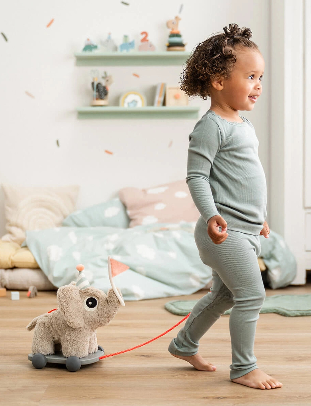 Done by Deer Pull Along 2-In-1 Toy Elphee Sand, ELPHEE:25X 13X H 28 cm.WAGON:14X 19 cm, Beige, Baby Legetøj > Pull Along Legetøj, Børn