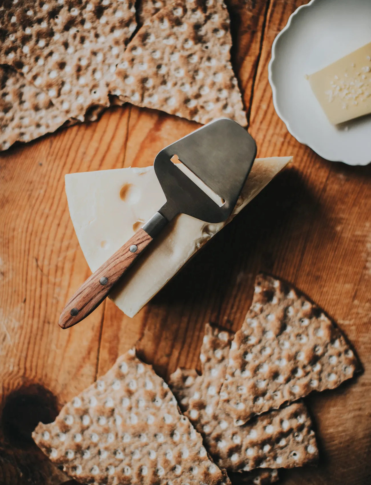 Dorre Ori Cheese Slicer Wooden Handle 20*9.3 cm Stainless Steel, One Size, Brown, Køkkenredskaber > Ostehøvle, Unisex