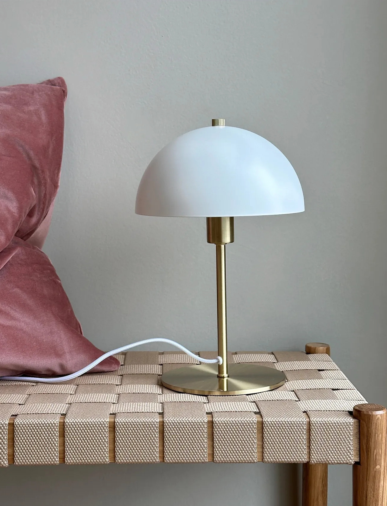 Dyberg Larsen Malmø Hvid/ Messing Bordlampe, H30 cm, White, Lamper > Bordlamper, Unisex