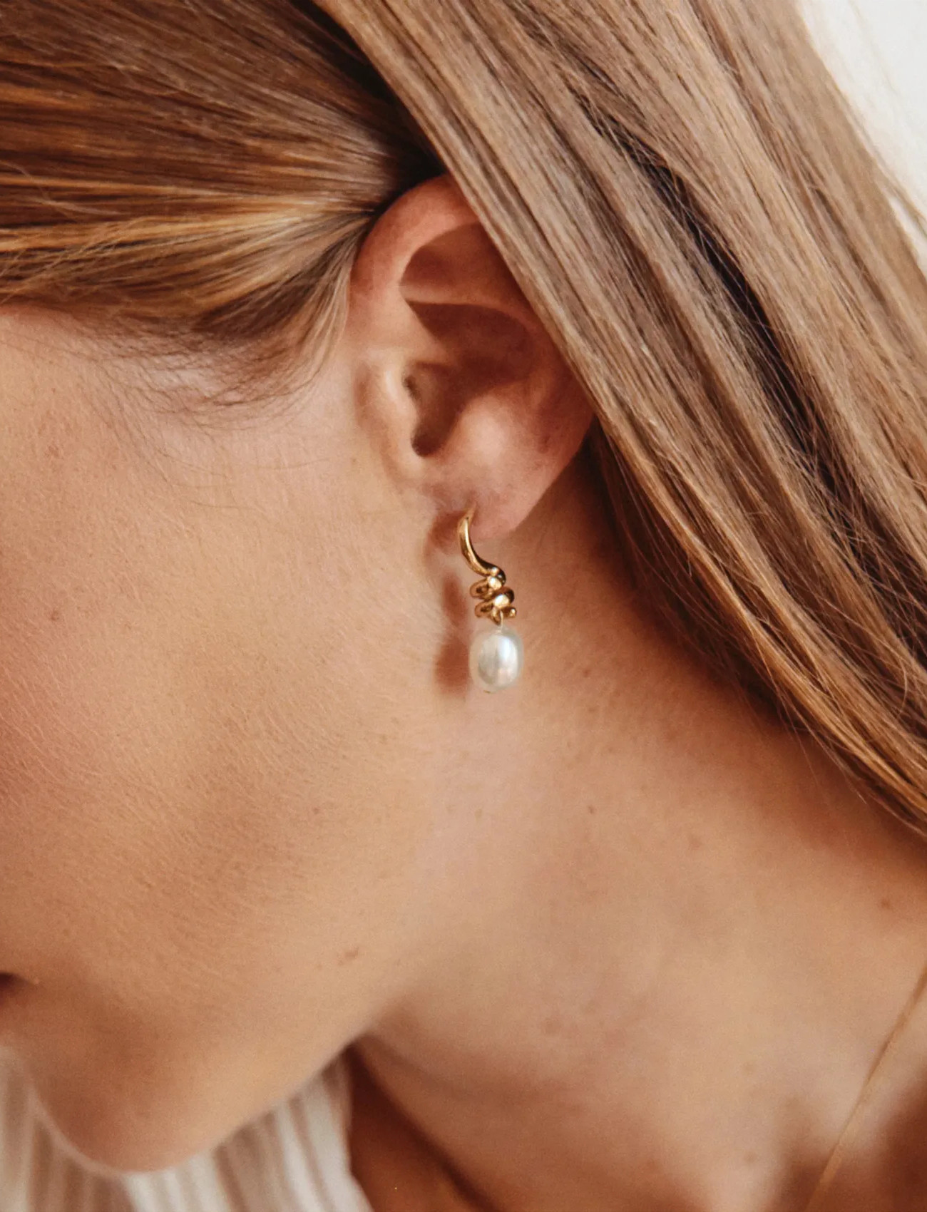 Edblad Swivel Earrings Pearl S Gold, One Size, Gold, Øreringe > Ørestikker, Dame