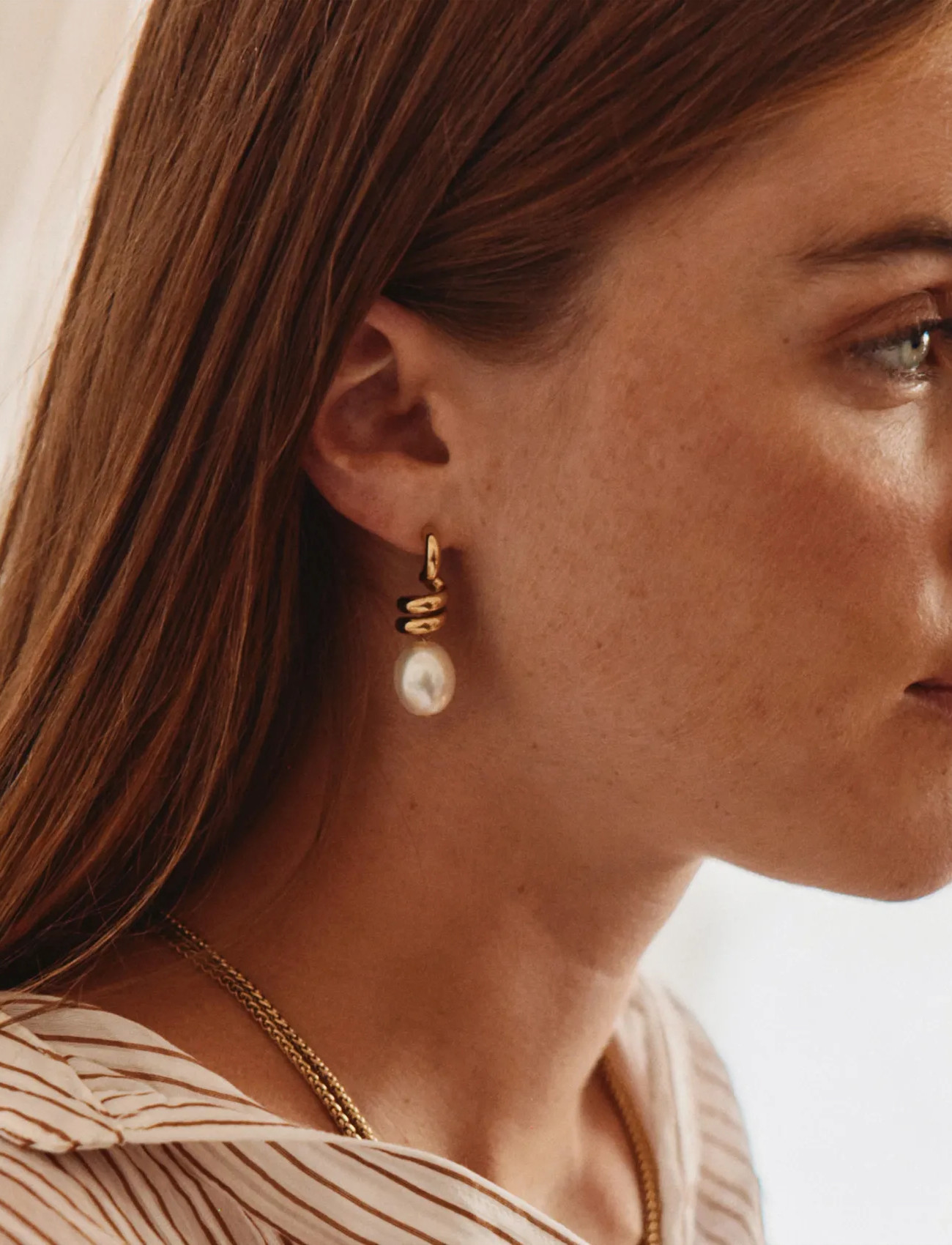 Edblad Swivel Earrings Pearl L Gold, One Size, Gold, Øreringe > Øreringe Med Vedhæng, Dame