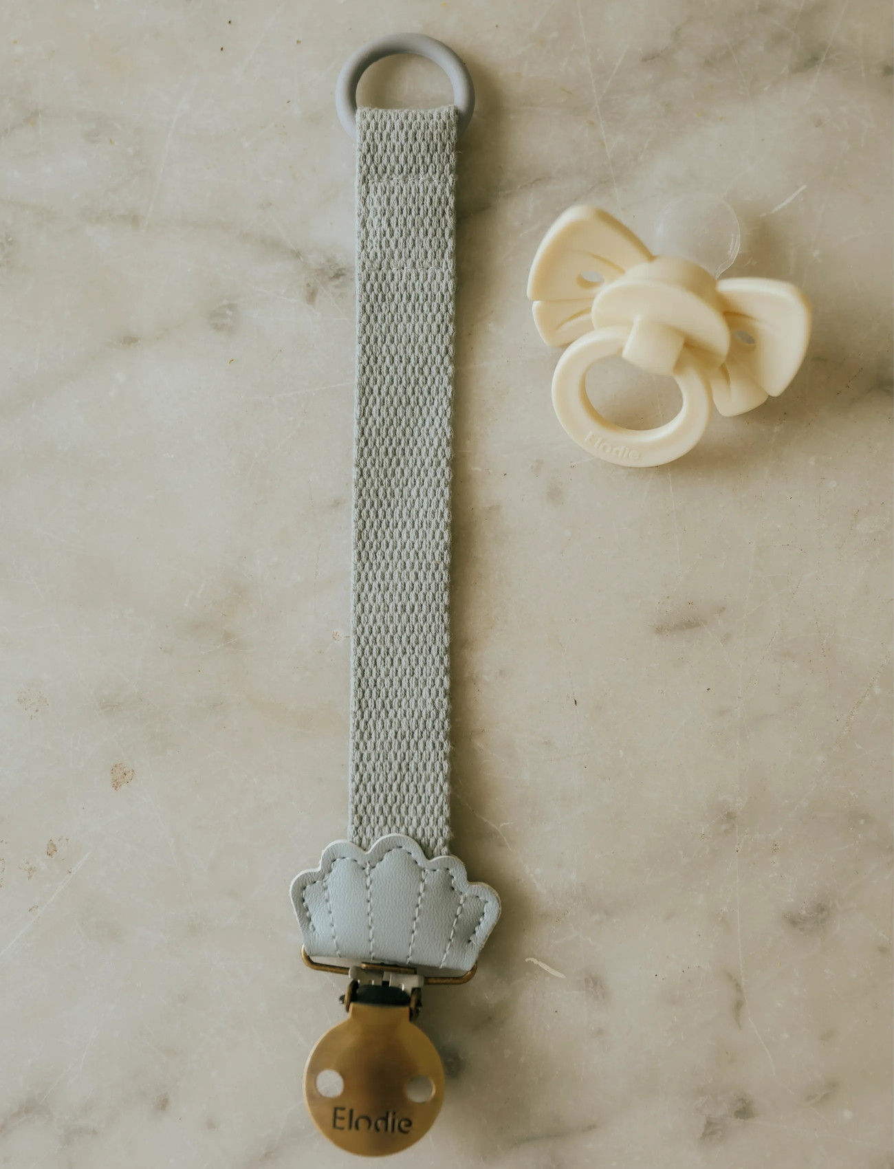 Elodie Details Pacifier Clip Sunrise Blue Scallop, One Size, Blue, Sutter Og Tilbehør > Sutteklemmer, Børn