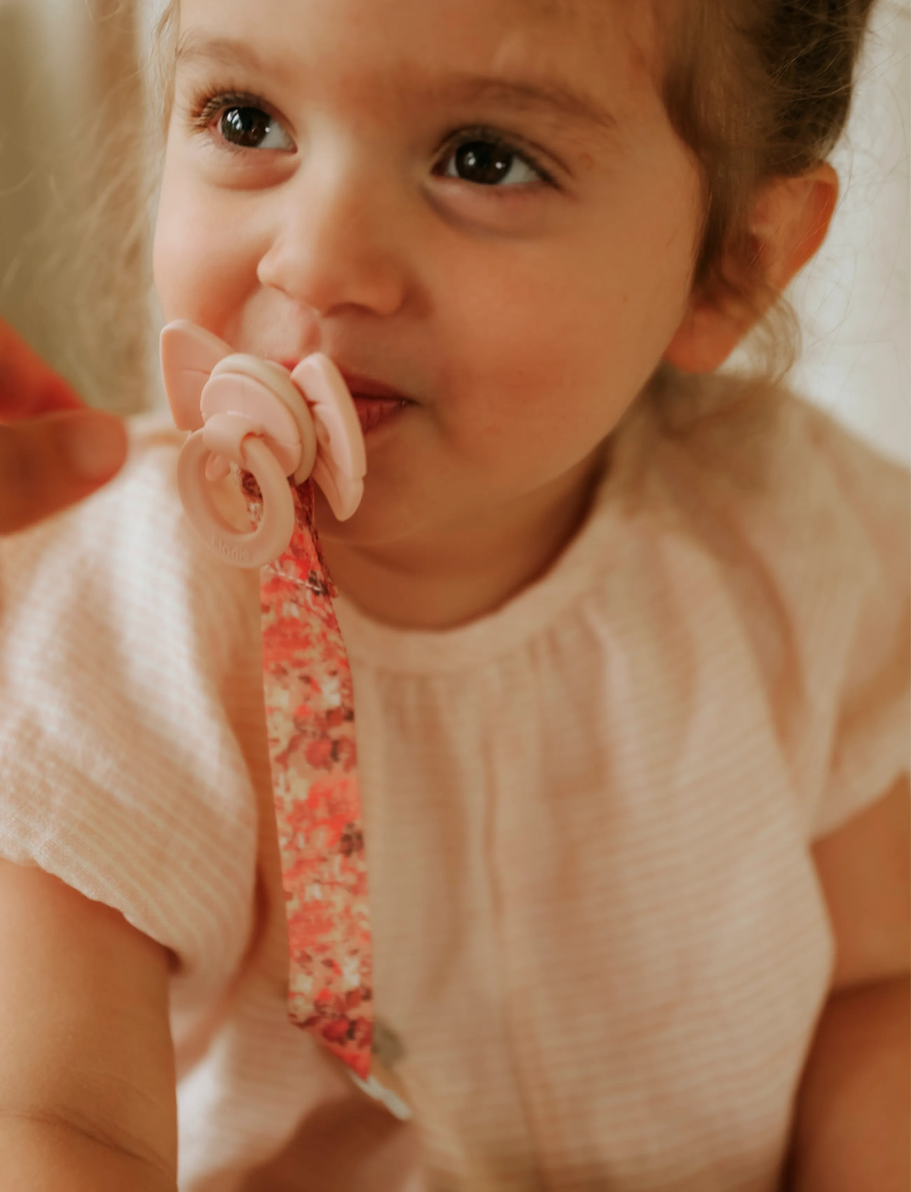 Elodie Details Pacifier Clip Wood River Rose, One Size, Pink, Sutter Og Tilbehør > Sutteklemmer, Børn