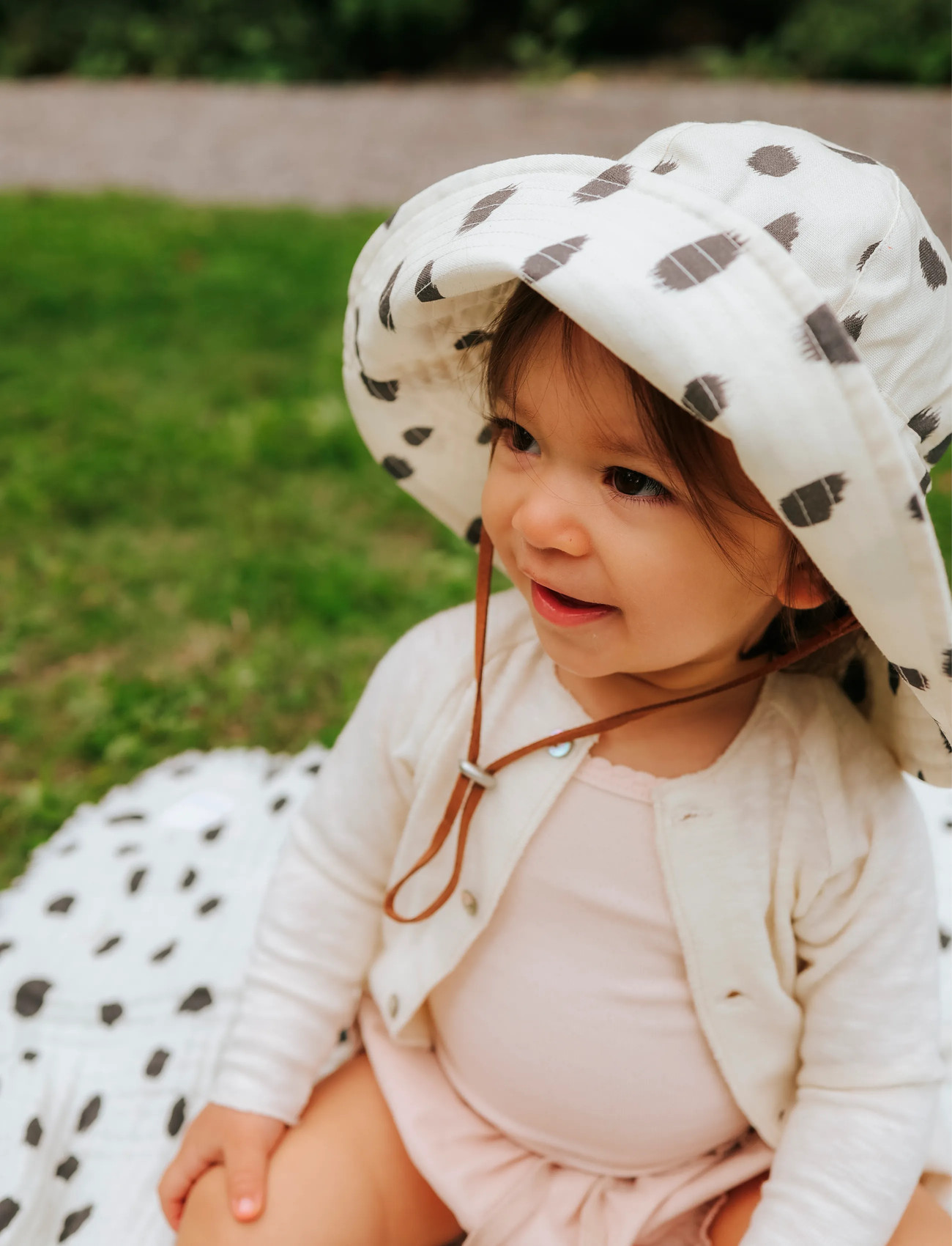 Elodie Details Sun Hat Dalmatian Dots Grande 6-12M, 6-12M, White, Tilbehør > Solhatte, Børn