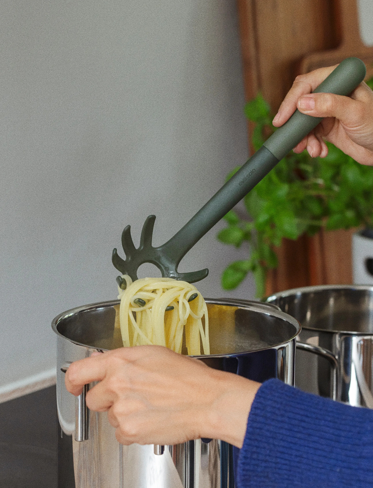 Eva Solo Green Tools Pasta Spoon, 28 cm, Khaki green, Køkkenredskaber > Skeer Og Øser, Unisex