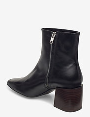 ida flat boot