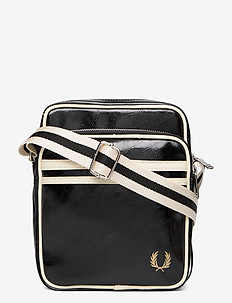 Spring deals | Vesker | Stort utvalg av de seneste nyhetene Classic Barrel Bag (Blackecru) (959.20 kr) Fred Perry