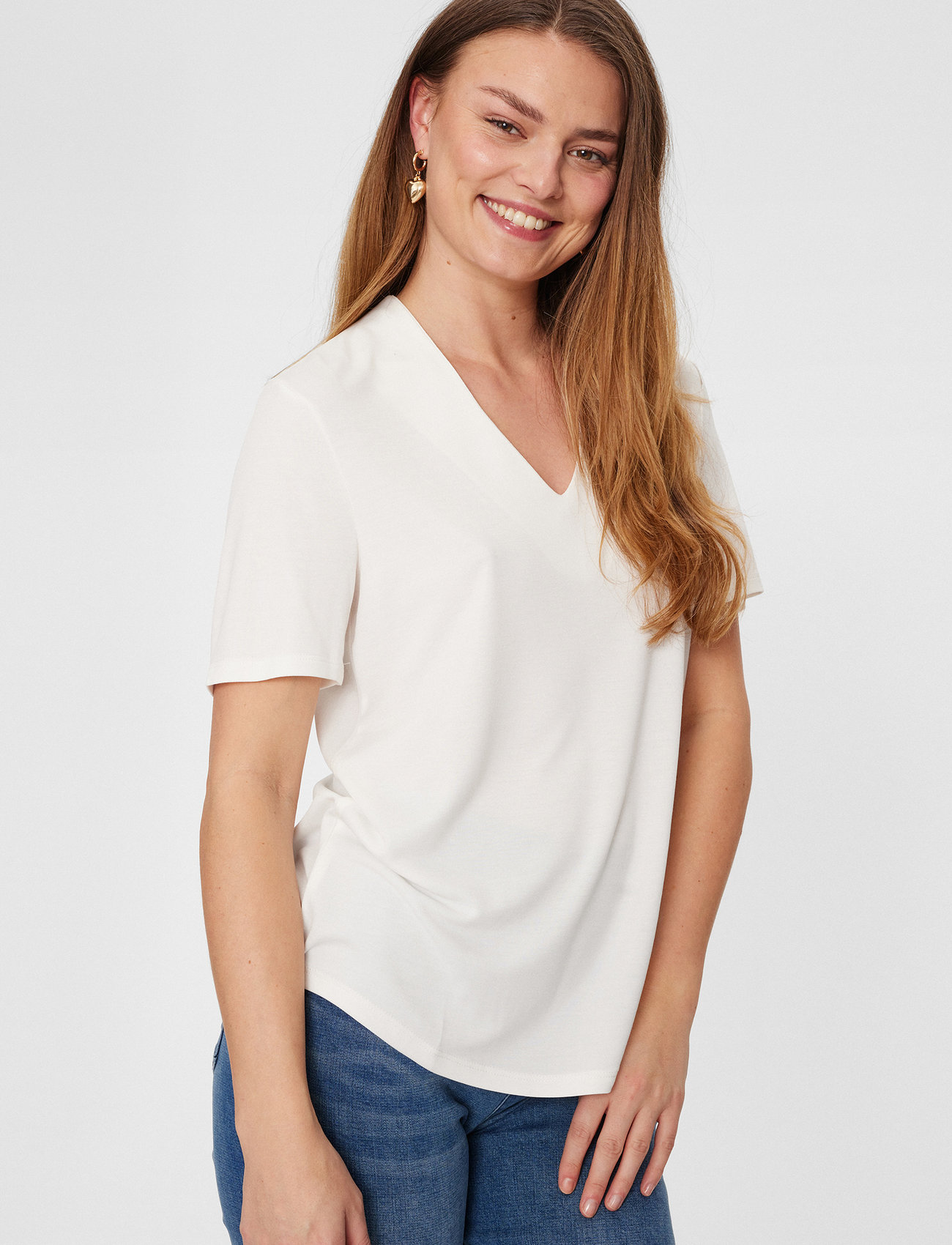 FREE/QUENT Blouse From Freequent In A Soft Material. The Blouse Has A Simple Silhouette Wit, XL, White, Bluser > Kortærmede, Dame