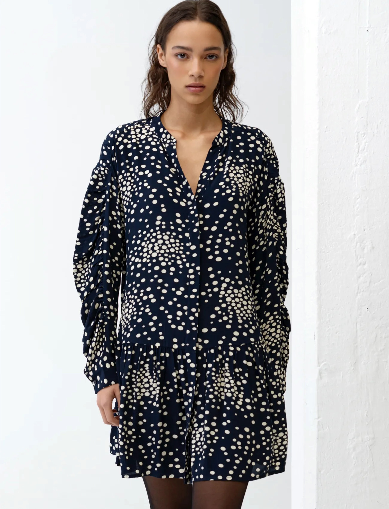 French Connection Thea Lizzie Dropped Waist Dres, L, Navy, Kjoler > Kort Kjole, Dame