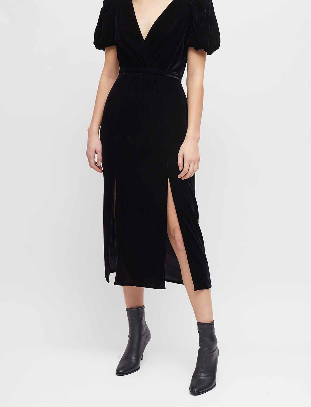 fortjener Klemme entreprenør French Connection Ilavia Velvet Long Dress - Midi kjoler - Boozt.com