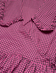 Ganni - Seersucker Check - skjortklänningar - carmine rose - 3