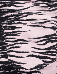 Ganni - Print Denim Betzy Cropped - bukser med lige ben - tiger stripe light lilac - 4