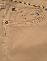 GANT - D1. TAPERED SATIN JEANS - tapered jeans - dark khaki - 2