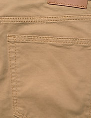 GANT - D1. TAPERED SATIN JEANS - tapered jeans - dark khaki - 4