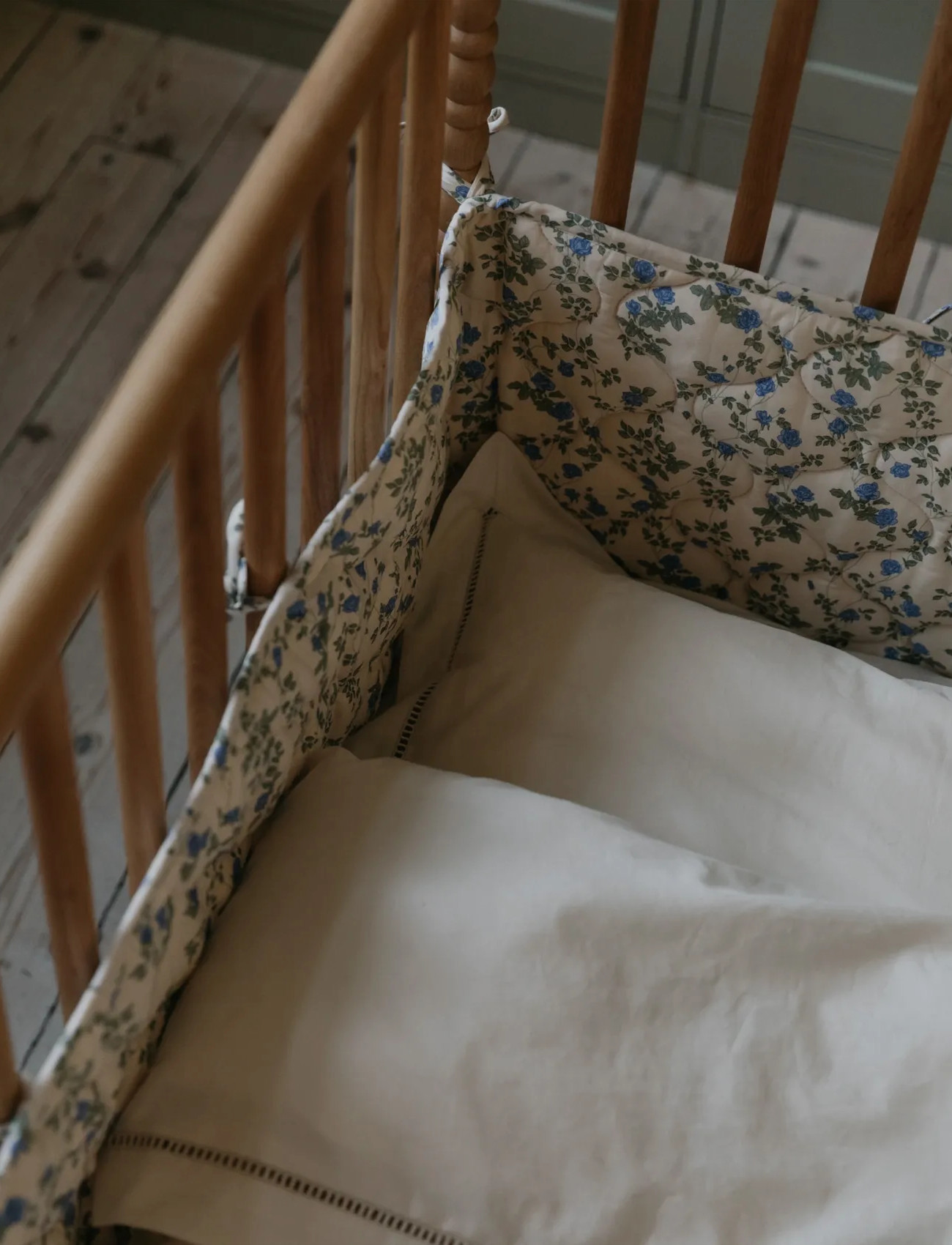 Garbo&Friends Satin Quilted Crib Bumper, 360X30X0,5 cm, Jardim, 360X30X0.5 cm, Cream, Babysenge Og Tilbehør > Sengerand, Børn