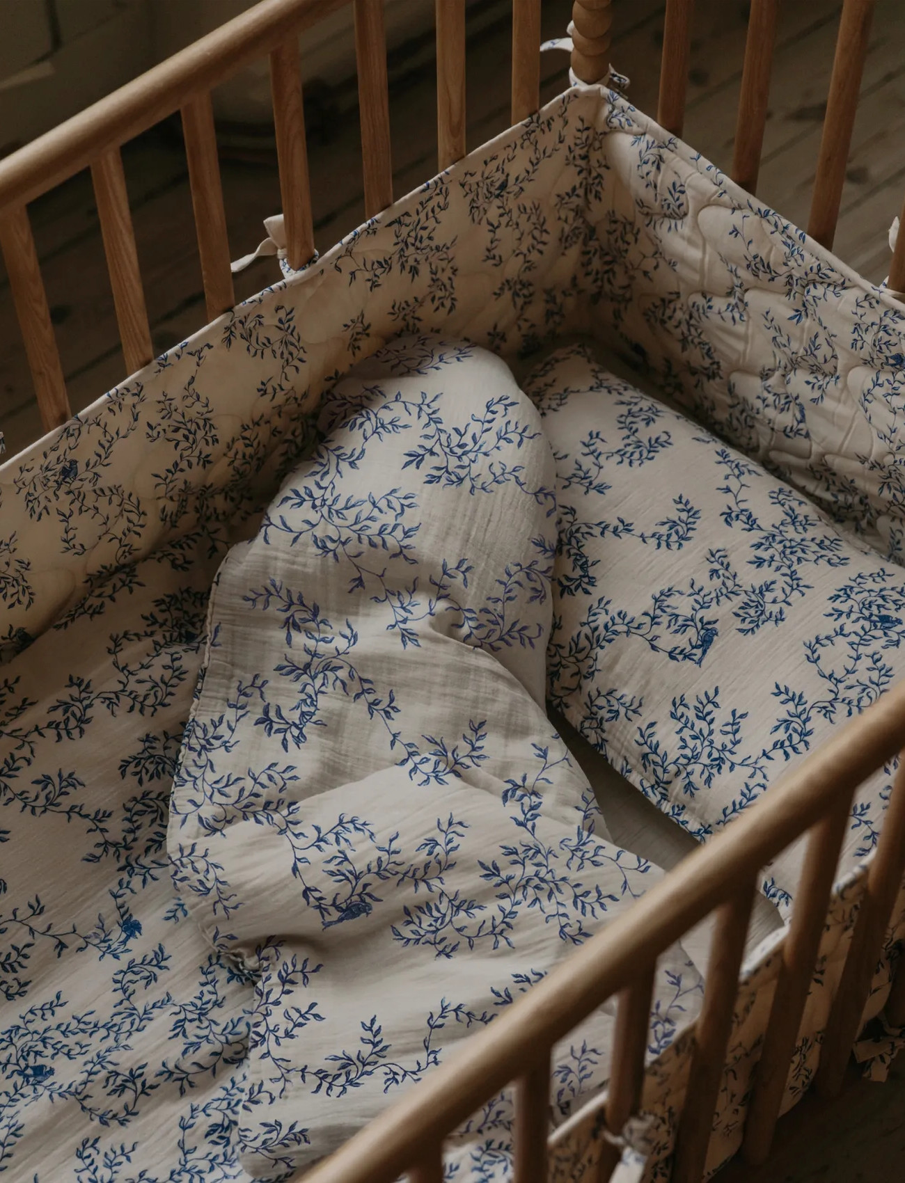 Garbo&Friends Satin Quilted Crib Bumper, 360X30X0,5 cm, Jardim, 360X30X0.5 cm, Cream, Babysenge Og Tilbehør > Sengerand, Børn