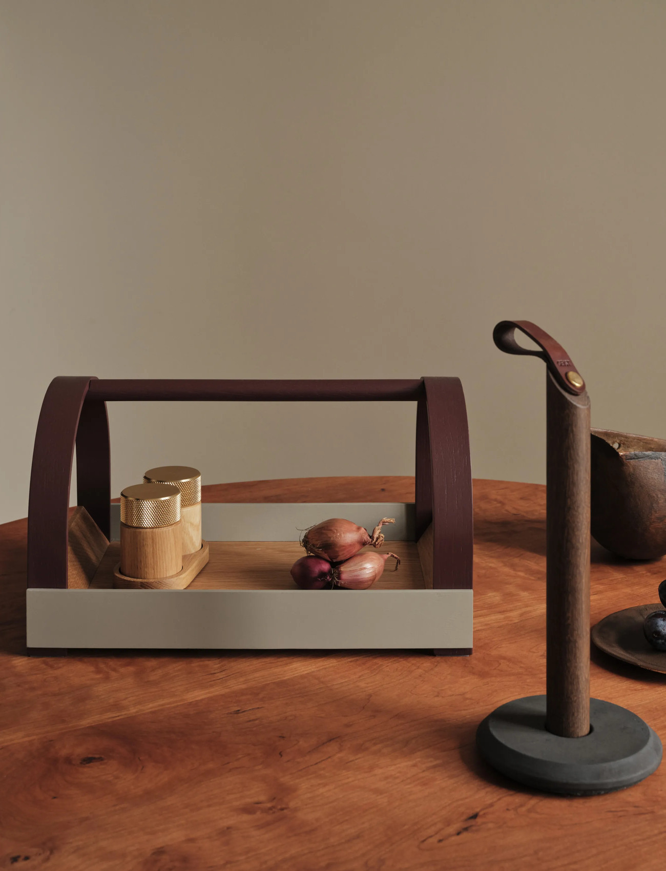 Gejst Kydo Tray Oak Grey Burgundy, 23.5 cm X 40.5 cm X 27 cm, Spisesteder Og Bordtilbehør > Bakker, Unisex
