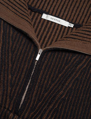 Gestuz - GloaGZ waistcoat - down- & padded jackets - black/carafe stripe - 7