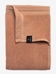 Himla - Lina Bath towel - ręczniki do rąk - coral - 0