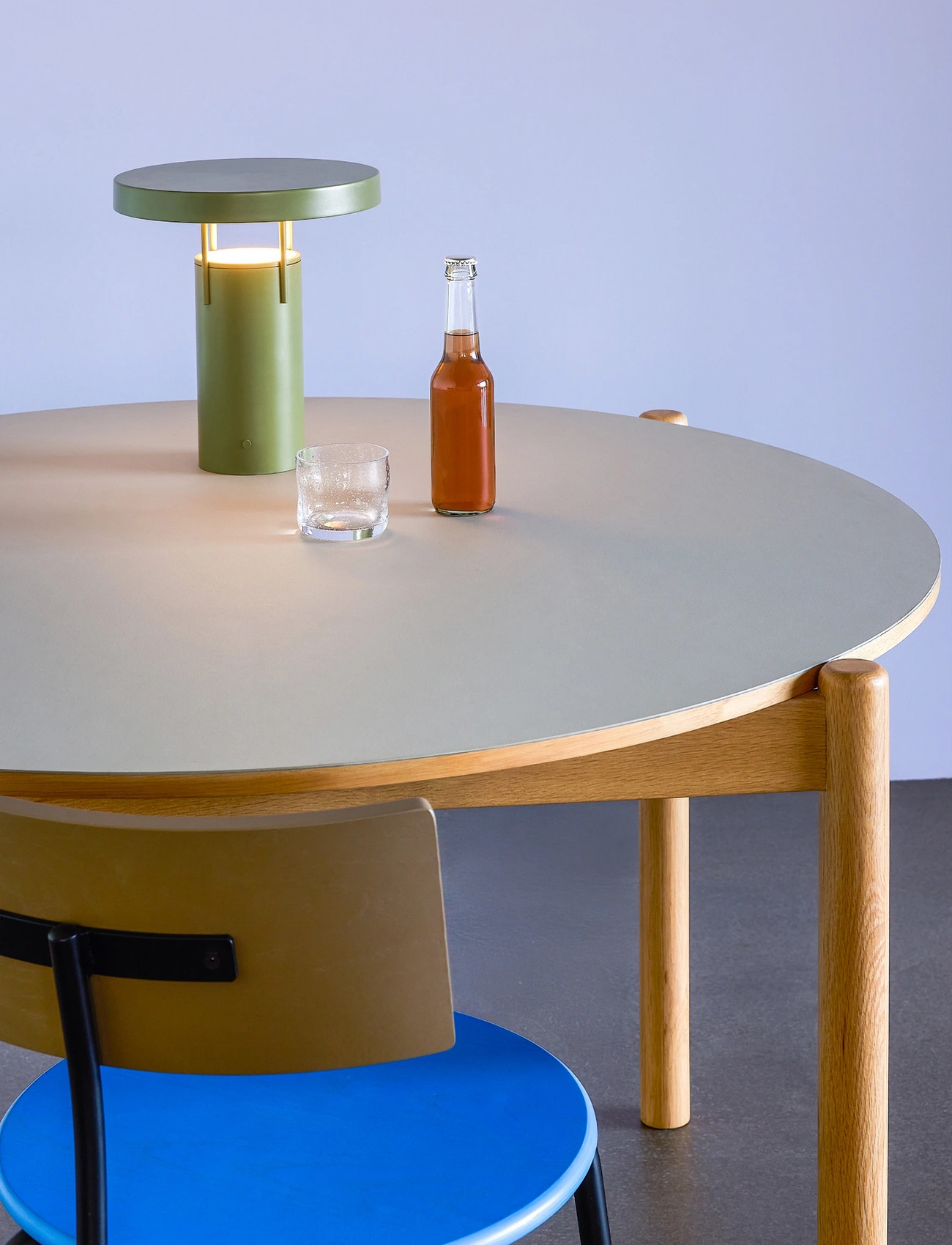 Hübsch Oblique Dining Table Round Grey, Ø115XH75 cm, Grey, Borde > Spiseborde, Unisex