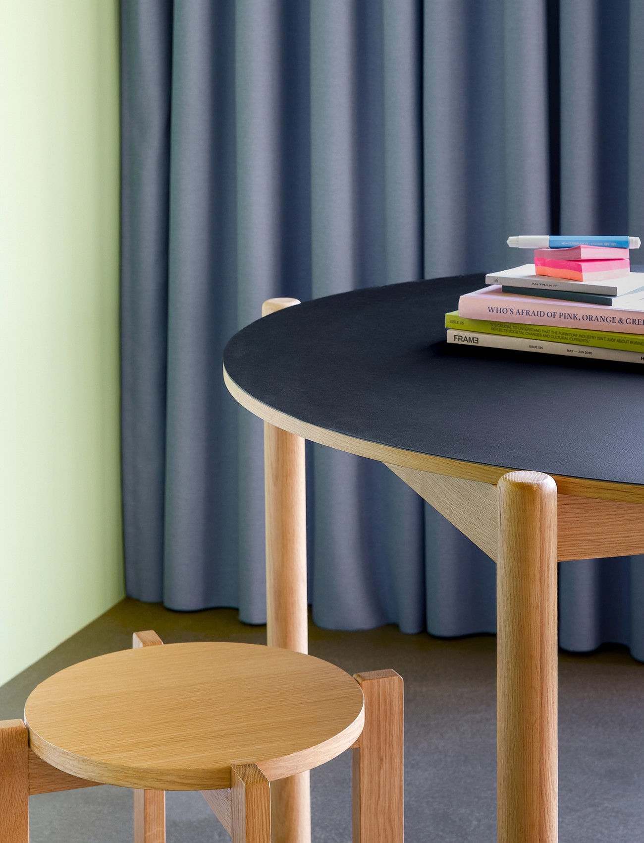 Hübsch Oblique Dining Table Round Black, Ø115XH75 cm, Black, Borde > Spiseborde, Unisex