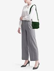 Cayman Shiny Strap Bag (Green) (599.20 kr) HVISK | HVISK CAYMAN SHINY STRAP BAG Skulderveske orange