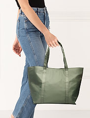 Juna Nylon (Dusty Green) (524.30 kr) HVISK | Green Juna Nylon Vesker | Hvisk | Tote vesker | Miinto.no