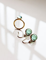 Julie Sandlau - Prime earring - Gold - roikkuvat korvakorut - green - 0