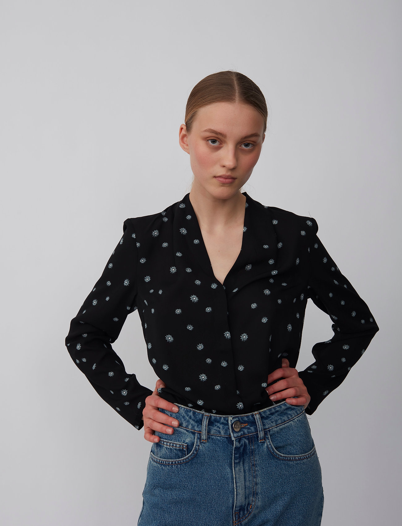Jessie Shirt (Blue Daisy Aop) (899.25 kr) Just Female Jessie Shirt (Blue Daisy Aop) (899.25 kr) Just Female