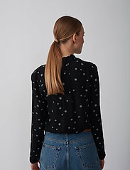 Jessie Shirt (Blue Daisy Aop) (899.25 kr) Just Female Jessie Shirt (Blue Daisy Aop) (899.25 kr) Just Female