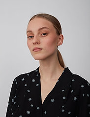 Jessie Shirt (Blue Daisy Aop) (899.25 kr) Just Female Jessie Shirt (Blue Daisy Aop) (899.25 kr) Just Female