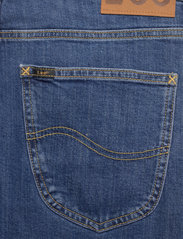 Lee Jeans - BROOKLYN STRAIGHT - regular piegriezuma džinsa bikses - mid stonewash - 4