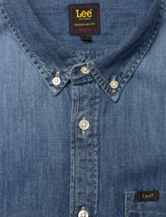 Lee Jeans - REGULAR WESTERN - podstawowe koszulki - dipped blue - 2