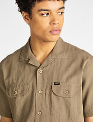 Ss Worker Shirt (Utility Green) (524.25 kr) Lee Jeans Lee WORKERSHIRT - Skjorte - utility green