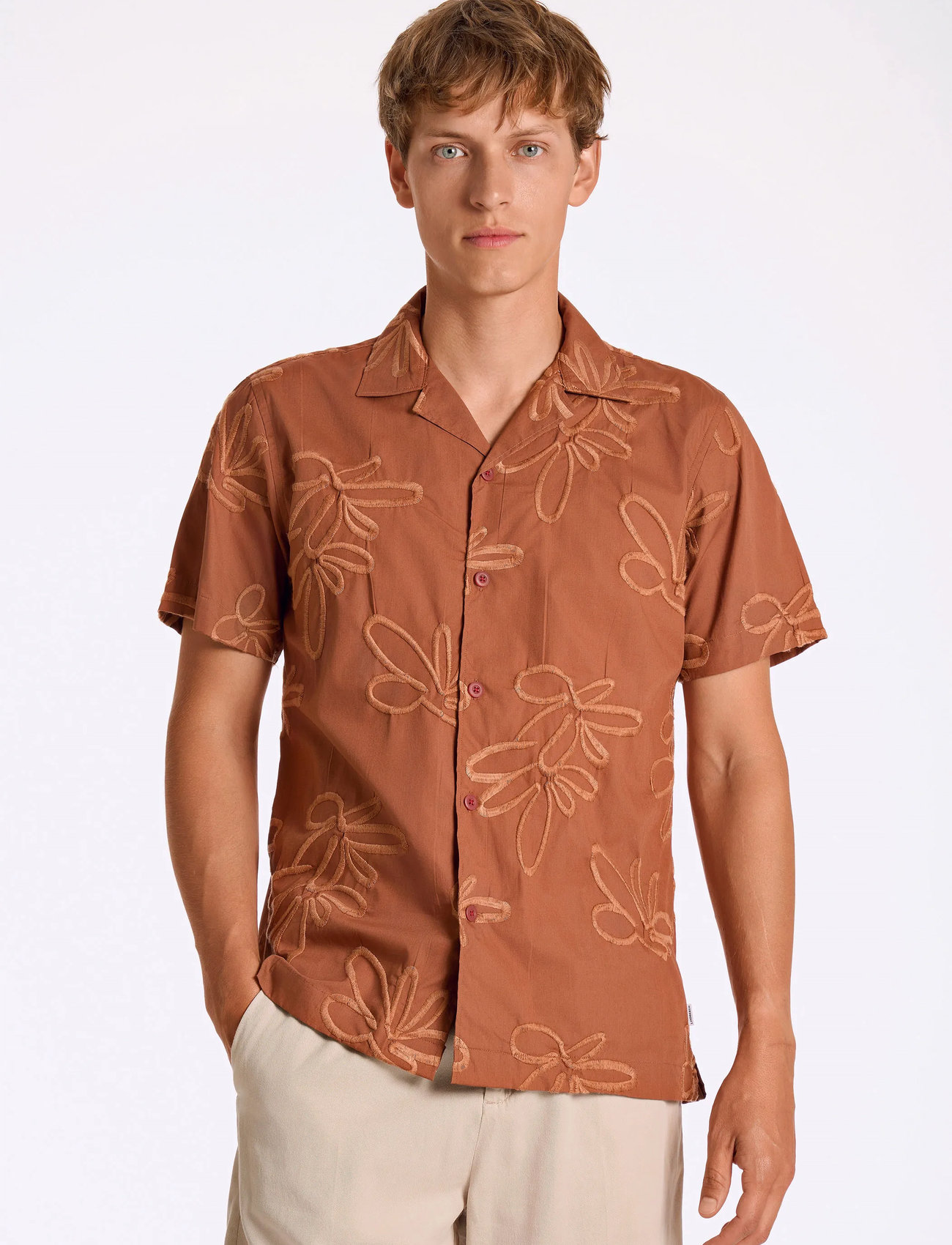 Lindbergh Embroidered Cotton Shirt S/S, M, Red, Skjorter > Kortærmede Shirts, Herre