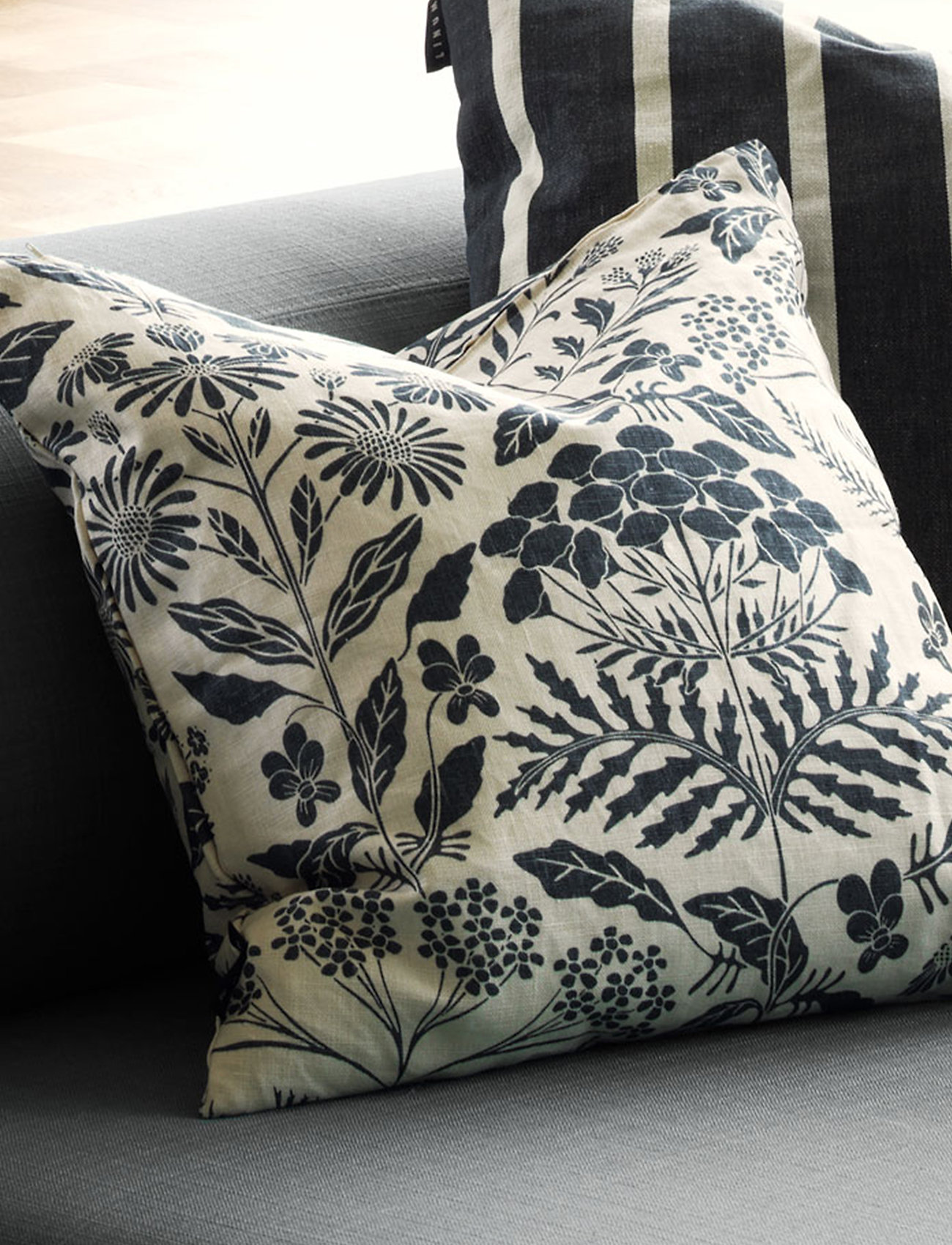 LINUM Midsummer Cushion Cover (Dark Grey), (33 €) | Large selection of outlet-styles | Booztlet.com