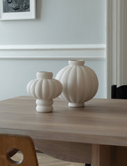 Louise Roe - Ceramic Balloon Vase - vaser - raw white - 1