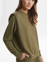 Lounge Nine - LNKira Shoulderpad Sweatshirt - sweaters - tarmac - 5