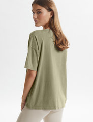 Lounge Nine - LNHanky T-shirt - t-shirt & tops - vetiver - 4