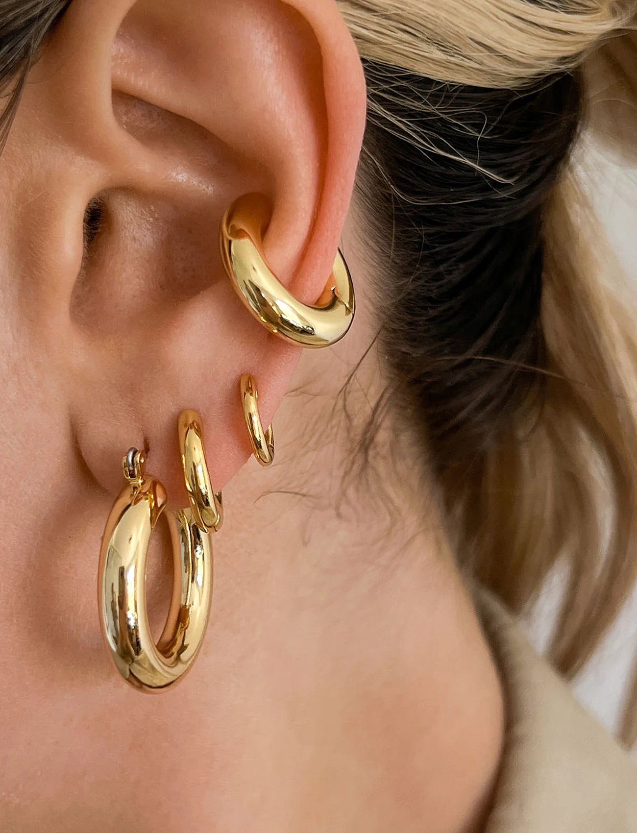 LUV AJ The Plain Amalfi Huggies-14K Antique Gold, One Size, Gold, Øreringe > Creoler, Dame