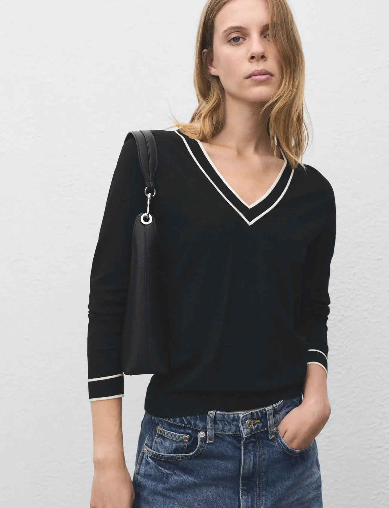 Mango Contrasting V-Neck Sweater, XS, Black, Strik > Trøjer, Dame