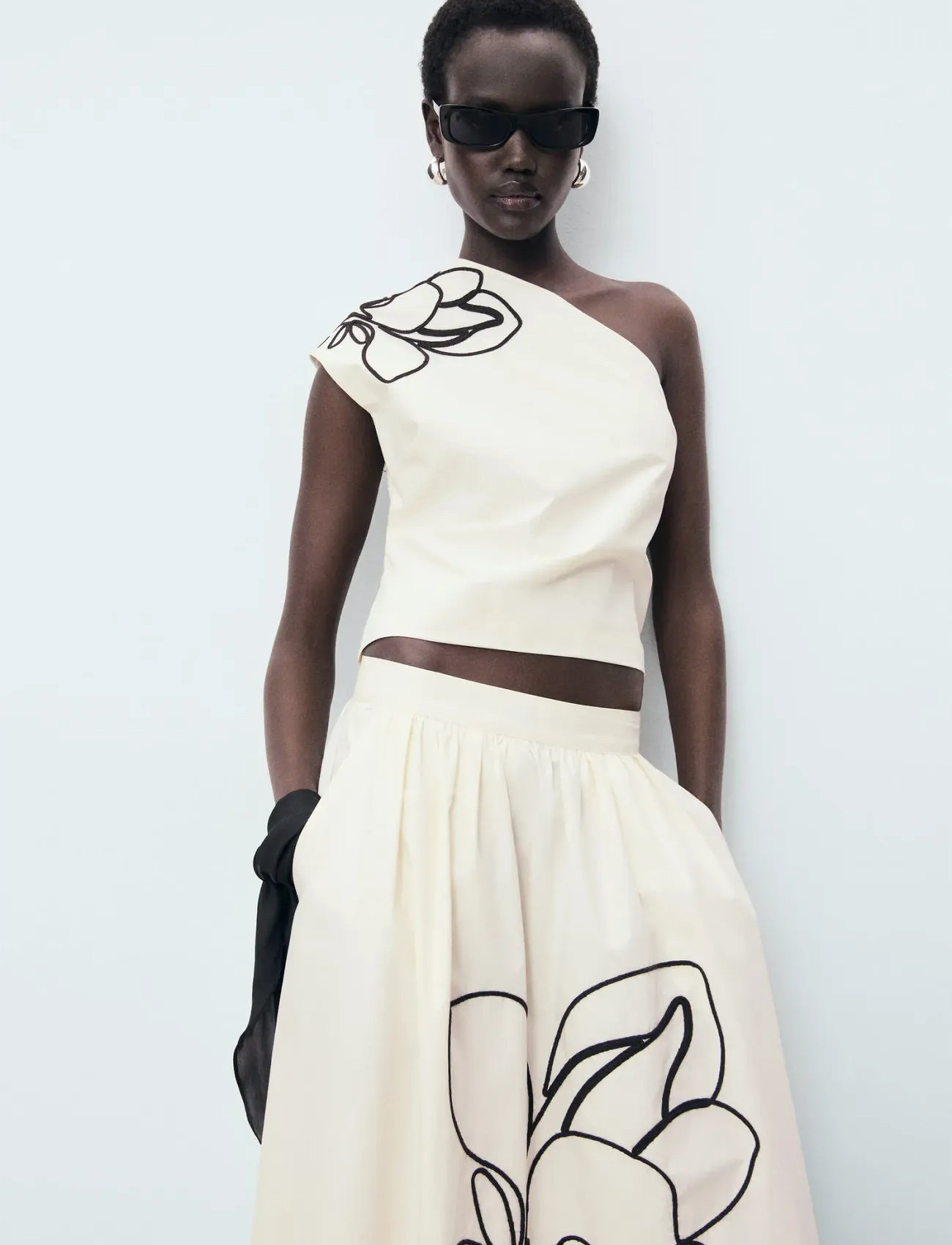 Mango Asymmetrical Flower-Embroidered Top, XS, Beige, T-Shirts & Toppe > Kortærmede, Dame