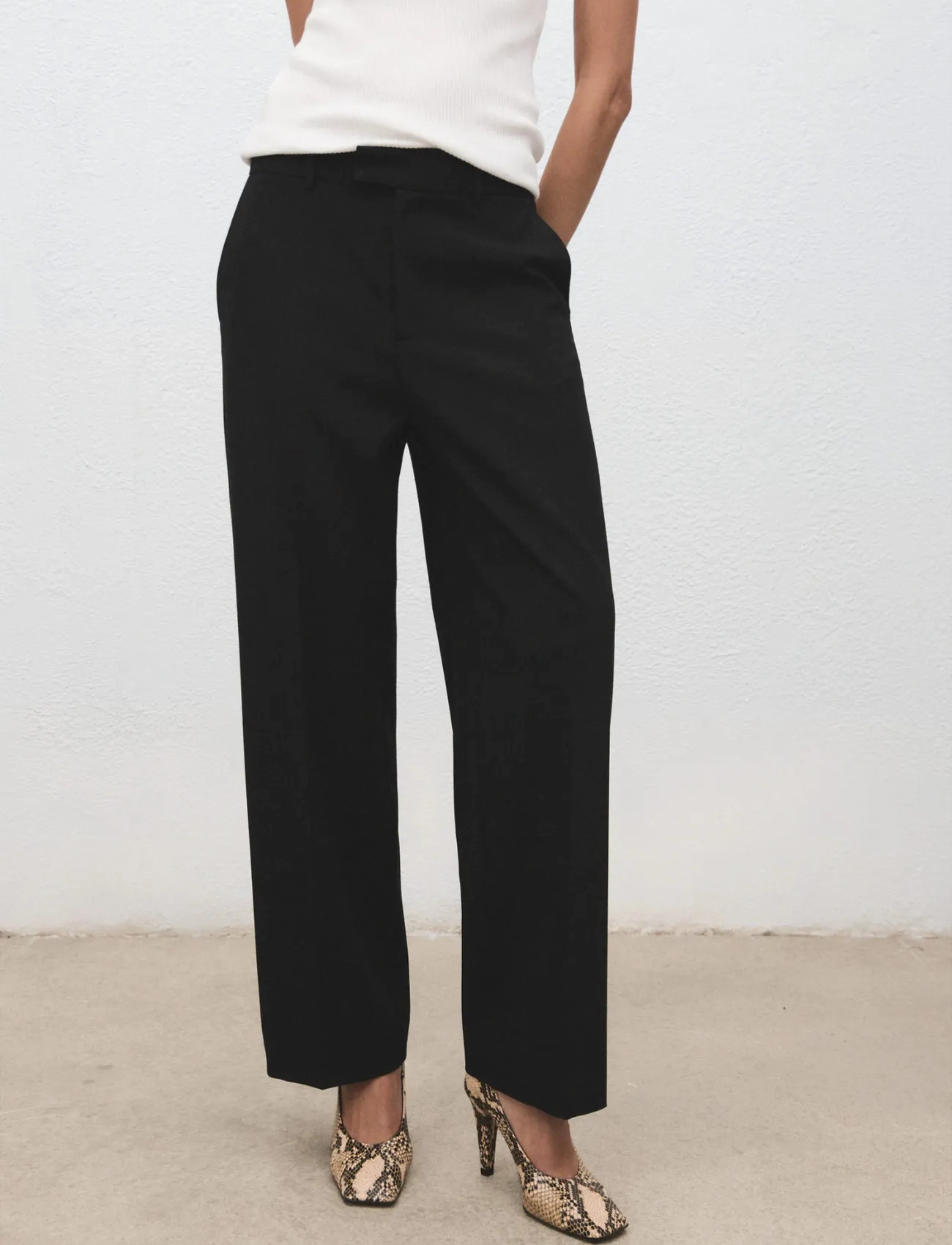 Mango Mid-Rise Cropped Straight-Leg Trousers, 34, Black, Bukser > Lige Ben, Dame